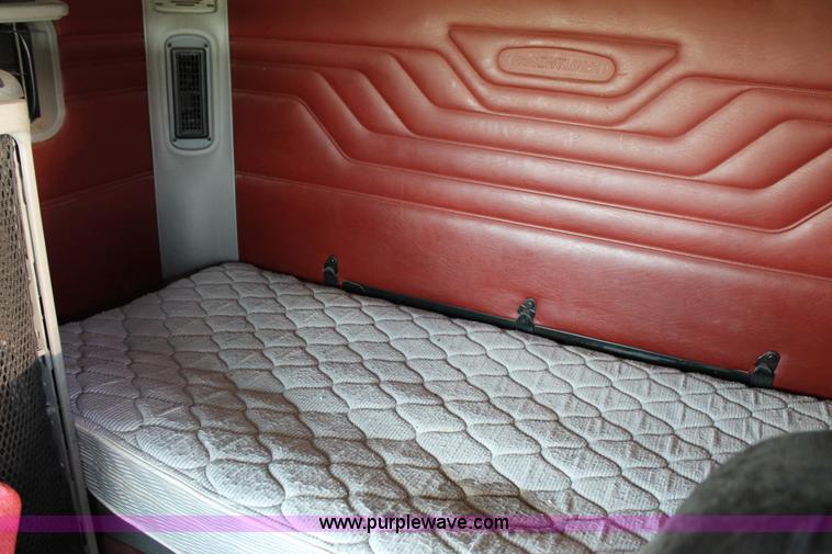 image for item C3899 2003 Freightliner Century Class ST120 semi truck