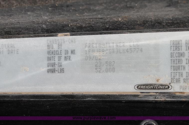 image for item C3899 2003 Freightliner Century Class ST120 semi truck