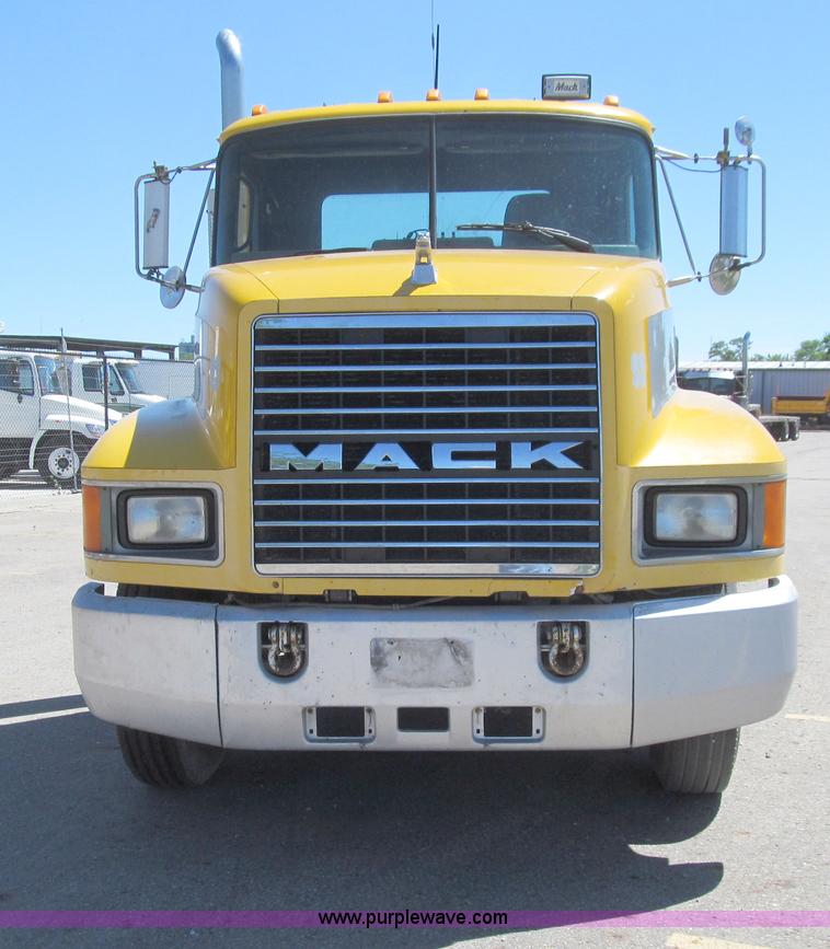 image for item E4909 1993 Mack CH613 semi truck