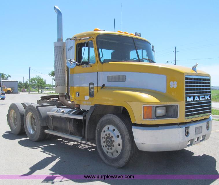 image for item E4909 1993 Mack CH613 semi truck