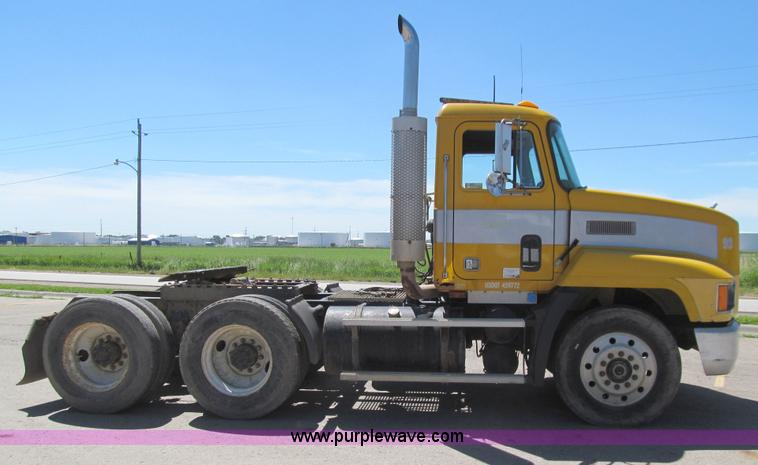 image for item E4909 1993 Mack CH613 semi truck