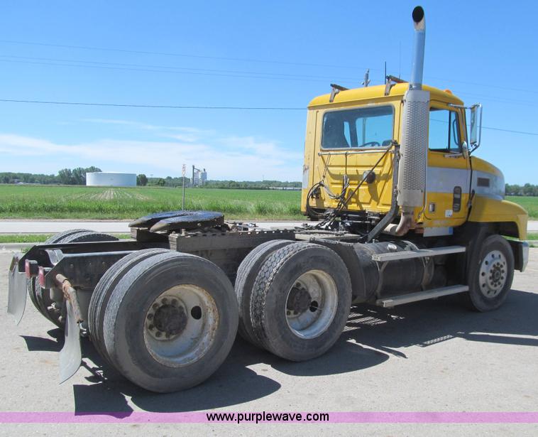 image for item E4909 1993 Mack CH613 semi truck