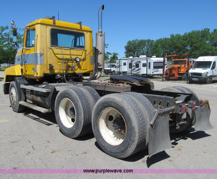 image for item E4909 1993 Mack CH613 semi truck