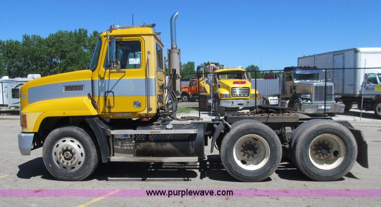 image for item E4909 1993 Mack CH613 semi truck