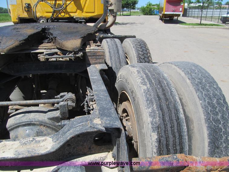 image for item E4909 1993 Mack CH613 semi truck