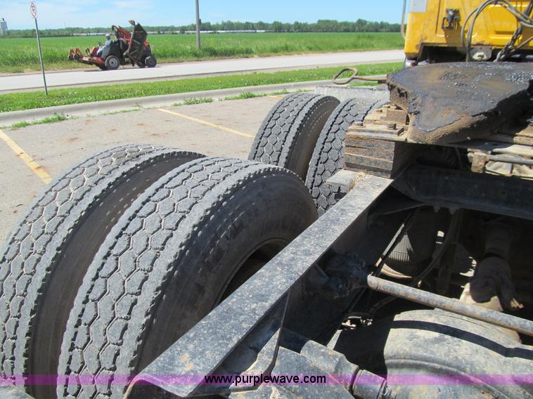 image for item E4909 1993 Mack CH613 semi truck