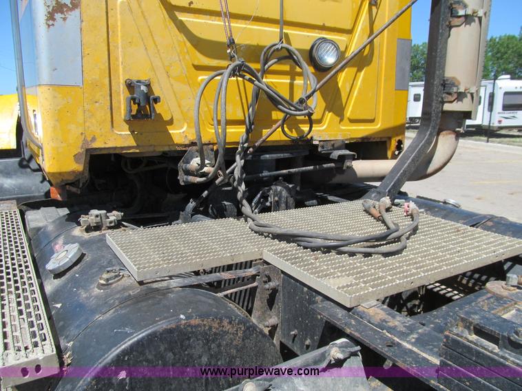 image for item E4909 1993 Mack CH613 semi truck