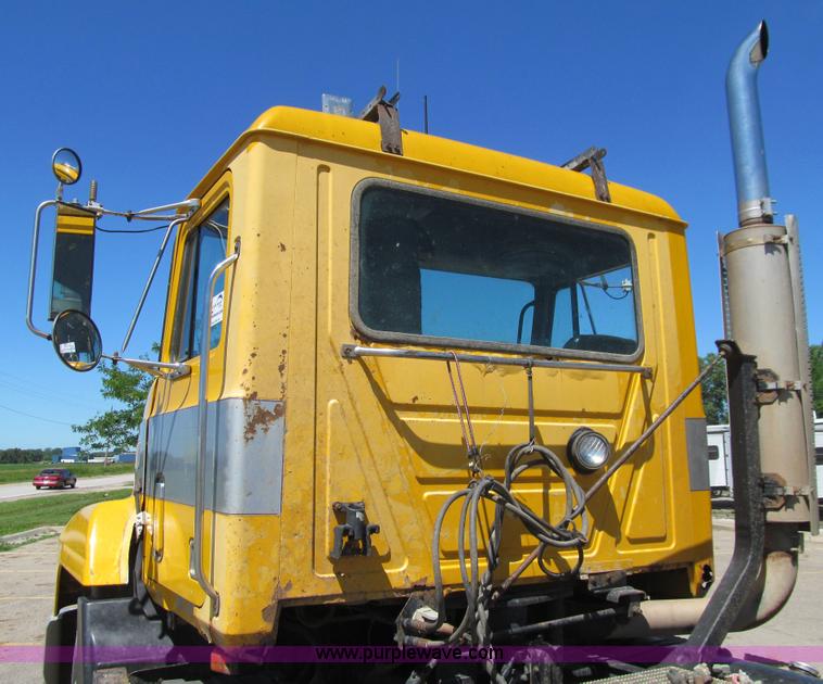 image for item E4909 1993 Mack CH613 semi truck