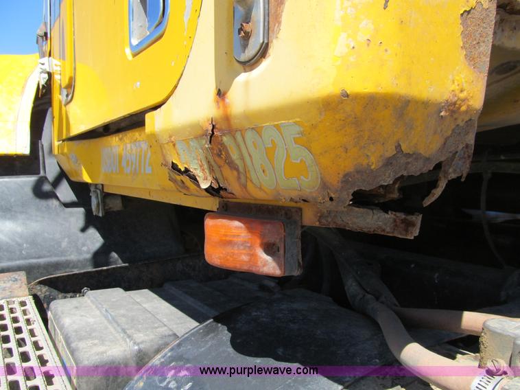 image for item E4909 1993 Mack CH613 semi truck