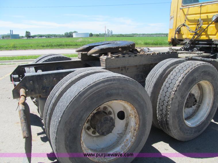 image for item E4909 1993 Mack CH613 semi truck