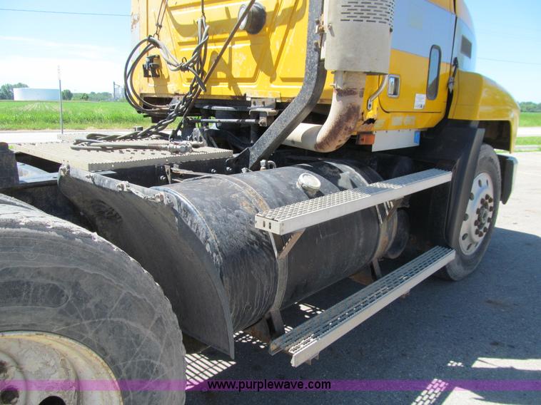 image for item E4909 1993 Mack CH613 semi truck