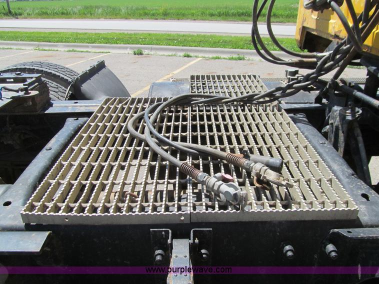 image for item E4909 1993 Mack CH613 semi truck