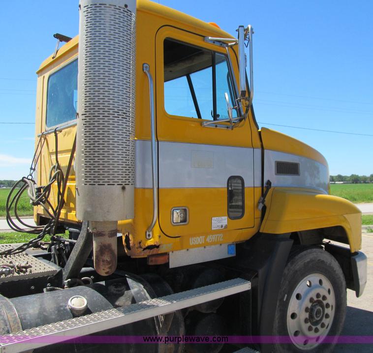 image for item E4909 1993 Mack CH613 semi truck