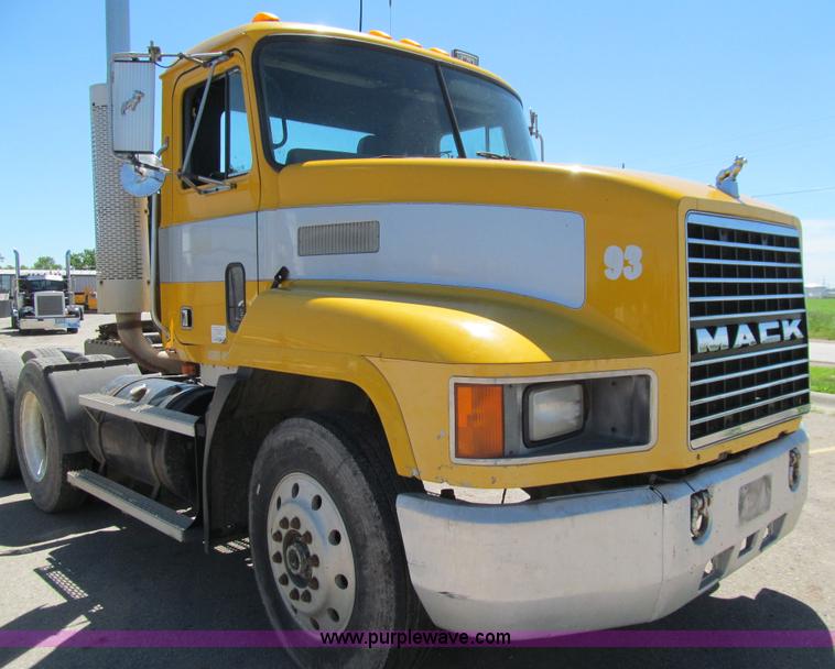 image for item E4909 1993 Mack CH613 semi truck
