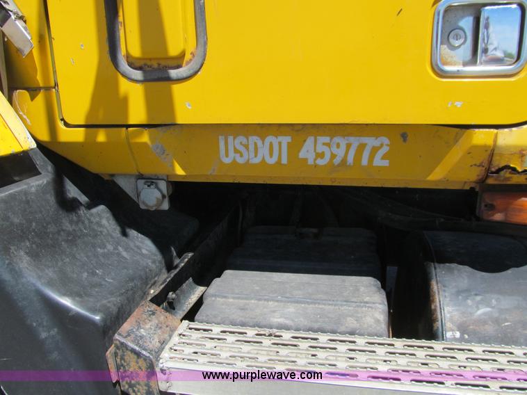 image for item E4909 1993 Mack CH613 semi truck