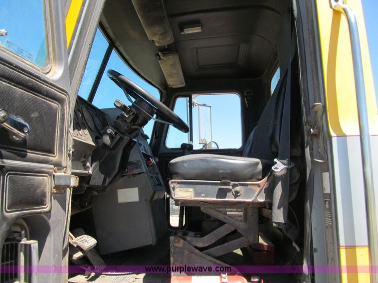 image for item E4909 1993 Mack CH613 semi truck
