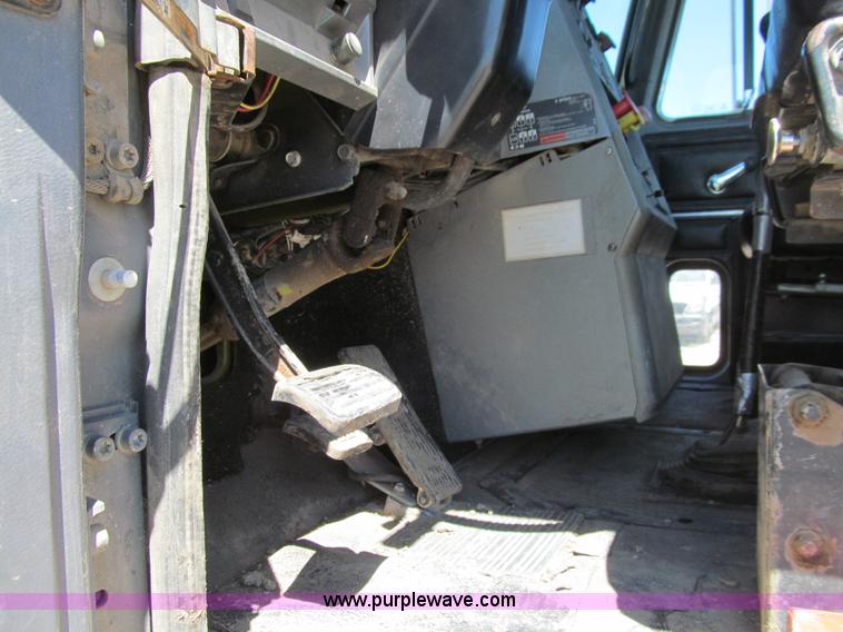 image for item E4909 1993 Mack CH613 semi truck