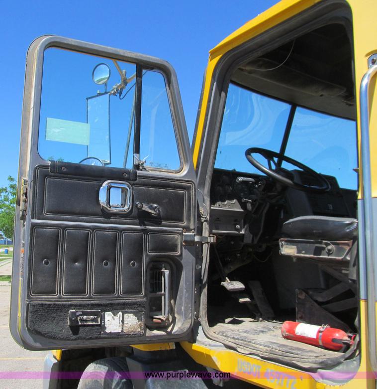 image for item E4909 1993 Mack CH613 semi truck