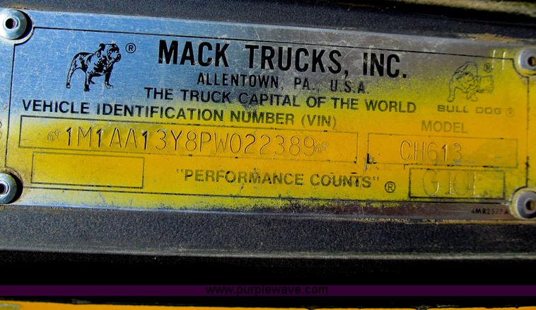 image for item E4909 1993 Mack CH613 semi truck