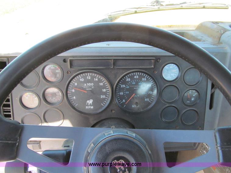 image for item E4909 1993 Mack CH613 semi truck