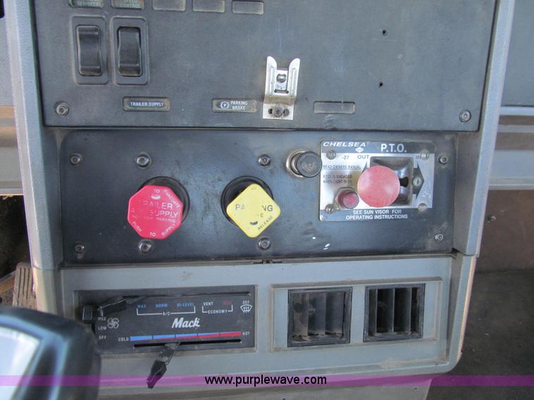 image for item E4909 1993 Mack CH613 semi truck