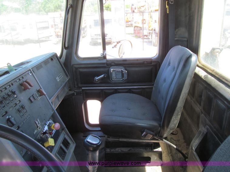 image for item E4909 1993 Mack CH613 semi truck