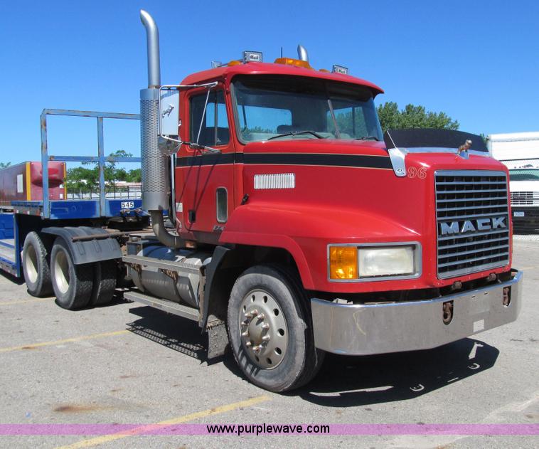 image for item E4910 1998 Mack CH613 semi truck