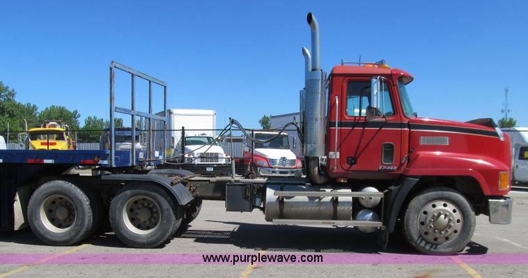 image for item E4910 1998 Mack CH613 semi truck