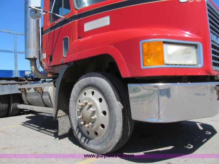 image for item E4910 1998 Mack CH613 semi truck