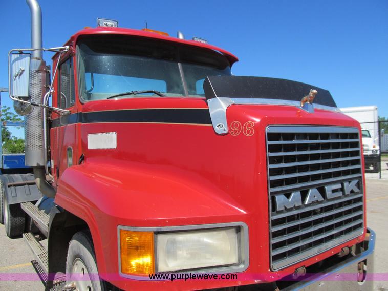 image for item E4910 1998 Mack CH613 semi truck