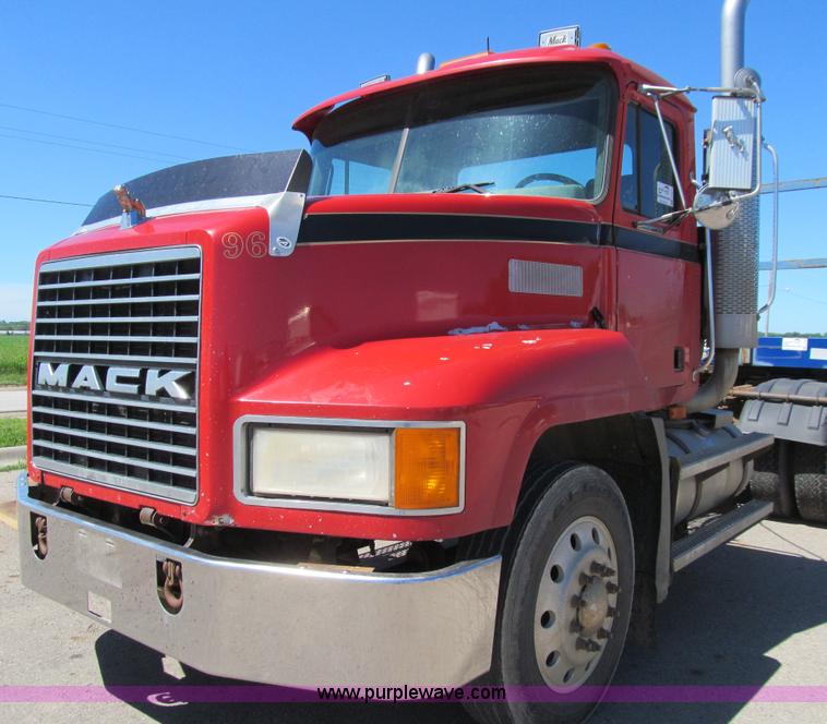 image for item E4910 1998 Mack CH613 semi truck