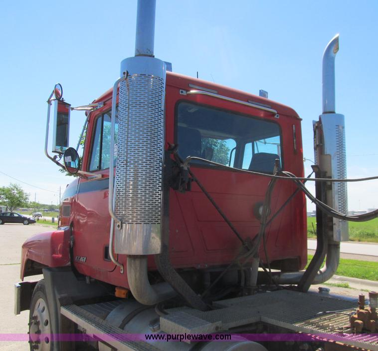 image for item E4910 1998 Mack CH613 semi truck