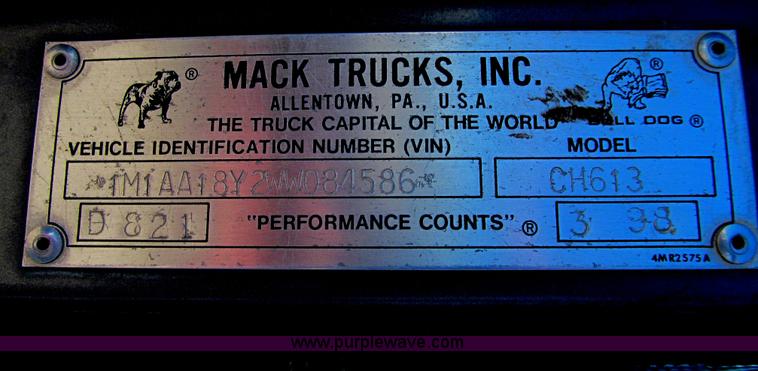 image for item E4910 1998 Mack CH613 semi truck