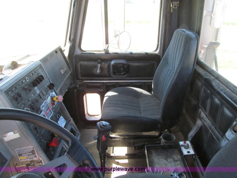 image for item E4910 1998 Mack CH613 semi truck