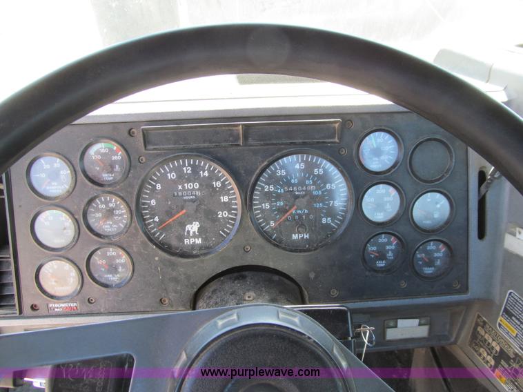 image for item E4910 1998 Mack CH613 semi truck