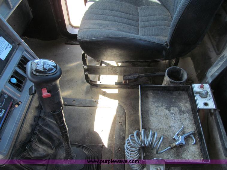 image for item E4910 1998 Mack CH613 semi truck