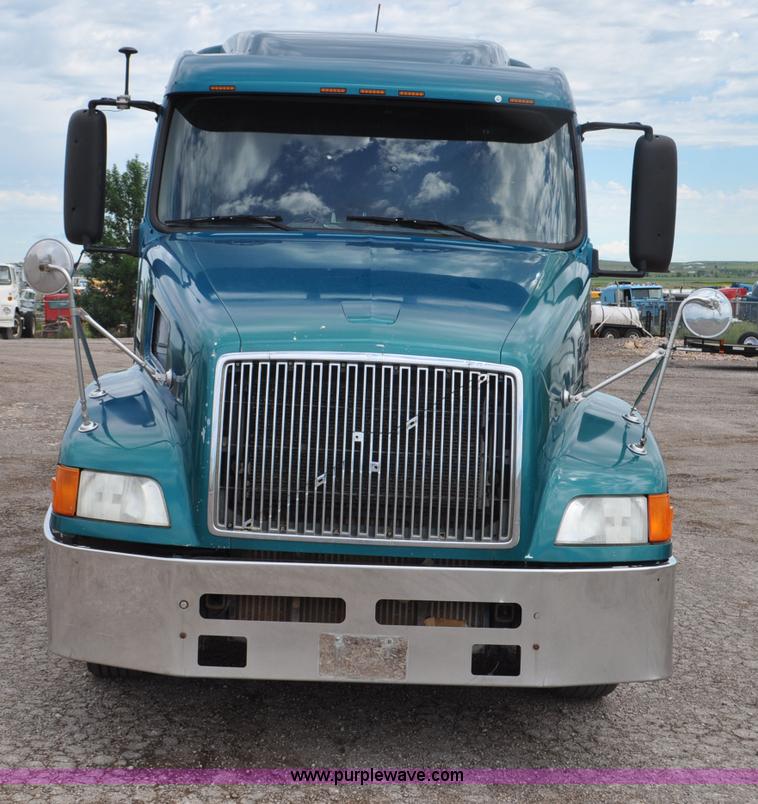 image for item F2037 2000 Volvo VNL semi truck