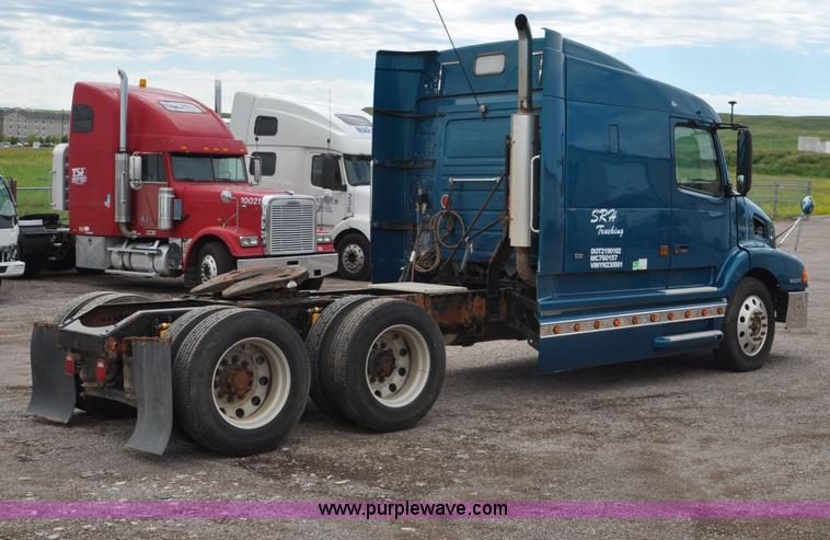 image for item F2037 2000 Volvo VNL semi truck
