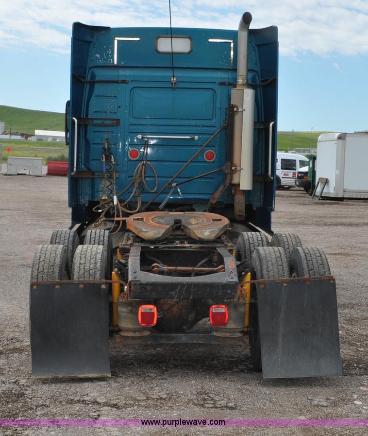 image for item F2037 2000 Volvo VNL semi truck