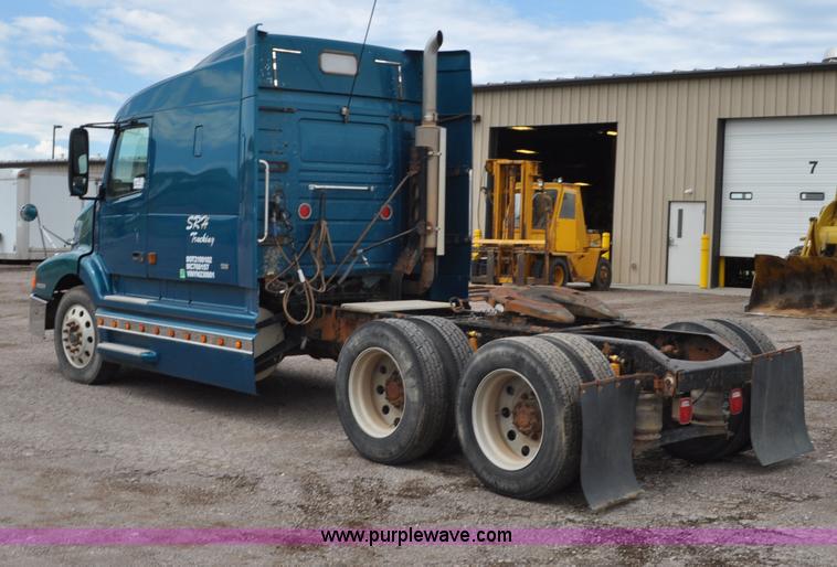 image for item F2037 2000 Volvo VNL semi truck