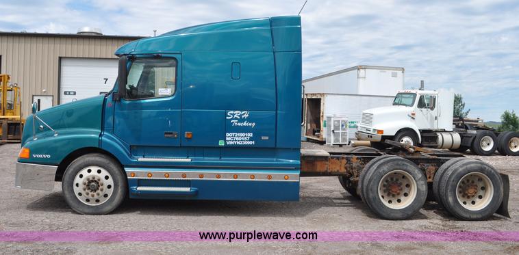 image for item F2037 2000 Volvo VNL semi truck