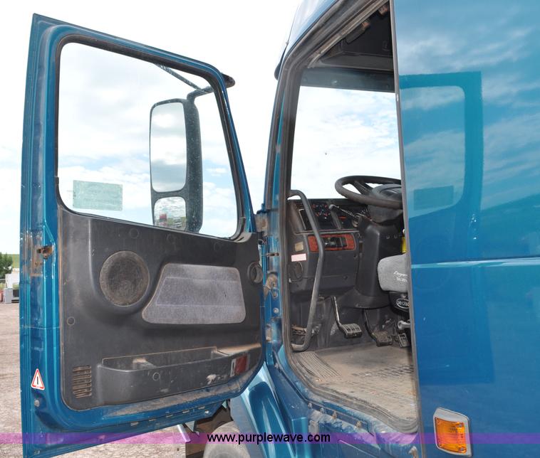 image for item F2037 2000 Volvo VNL semi truck