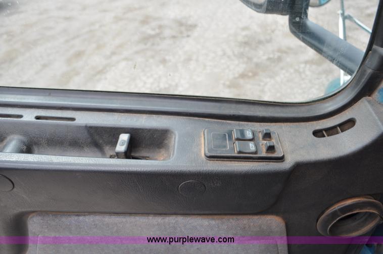 image for item F2037 2000 Volvo VNL semi truck