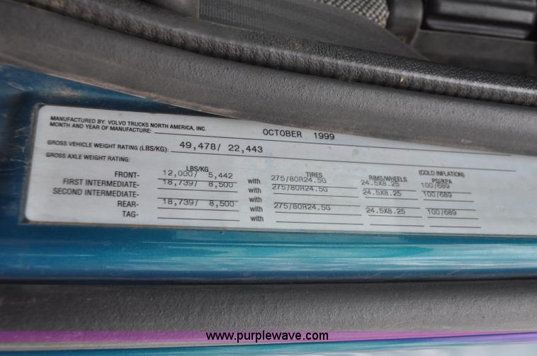 image for item F2037 2000 Volvo VNL semi truck