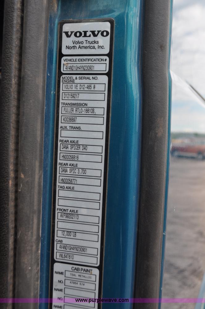 image for item F2037 2000 Volvo VNL semi truck