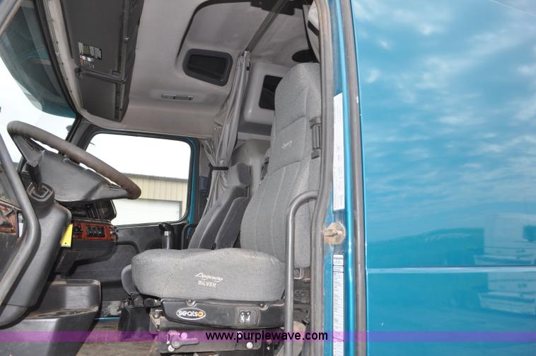 image for item F2037 2000 Volvo VNL semi truck