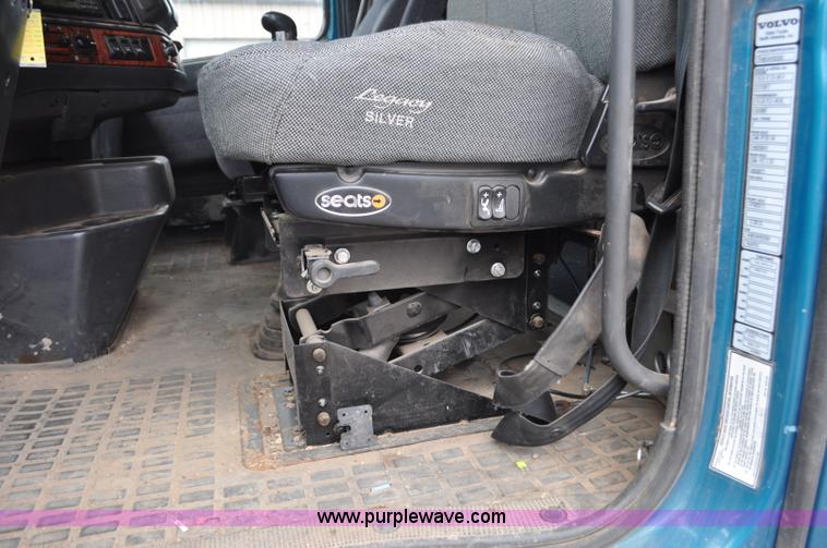 image for item F2037 2000 Volvo VNL semi truck