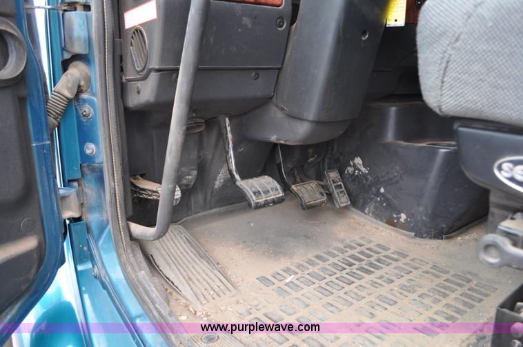 image for item F2037 2000 Volvo VNL semi truck