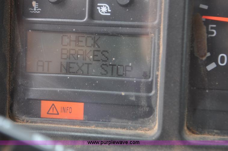 image for item F2037 2000 Volvo VNL semi truck