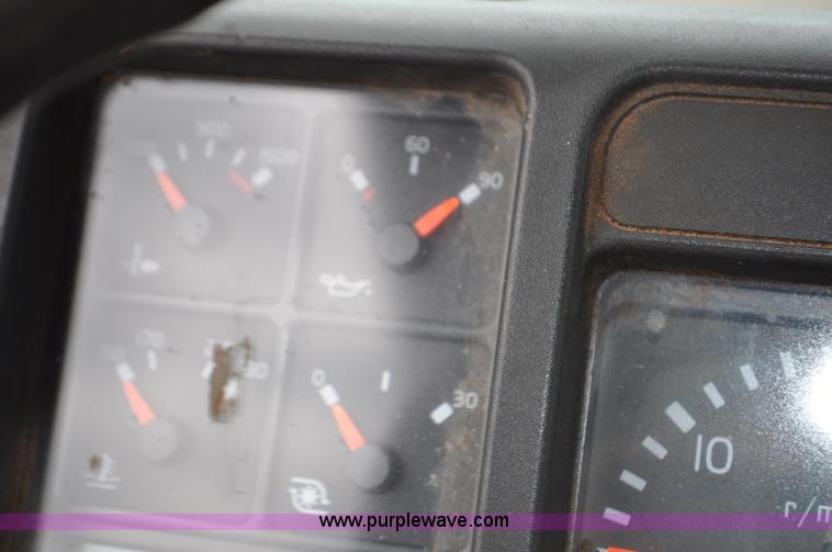 image for item F2037 2000 Volvo VNL semi truck